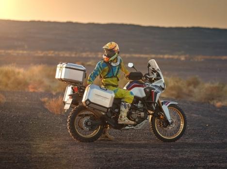 Moto Africa Twin au milieu du désert avec les valises installées