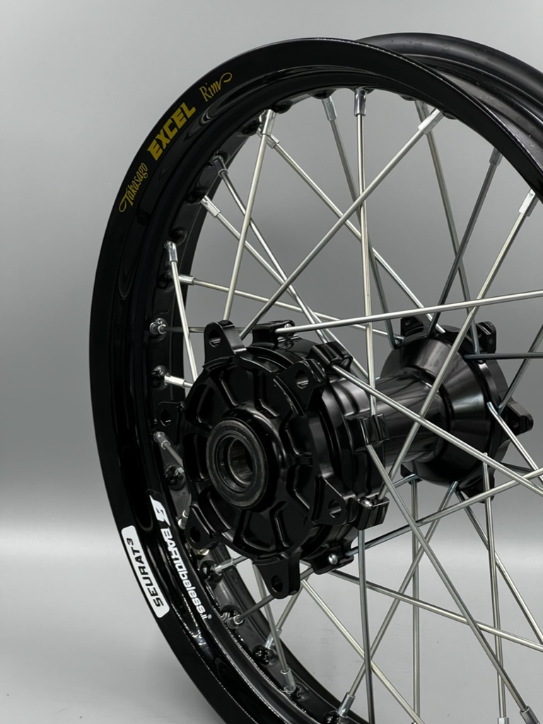 MWhells21 by Seurat3 - Roue complète arrière (18pouces) pour Yamaha Ténéré 700